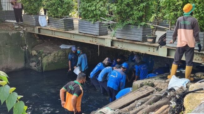 Antisipasi Banjir, Pemkot Jakbar Kerahkan 150 Petugas Untuk Gerebek Lumpur