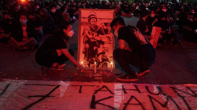 Mahasiswa mengikuti aksi refleksi 17 tahun kematian Munir di depan Kampus UNS, Solo, Jawa Tengah, Selasa (7/9/2021).  ANTARA FOTO/Mohammad Ayudha