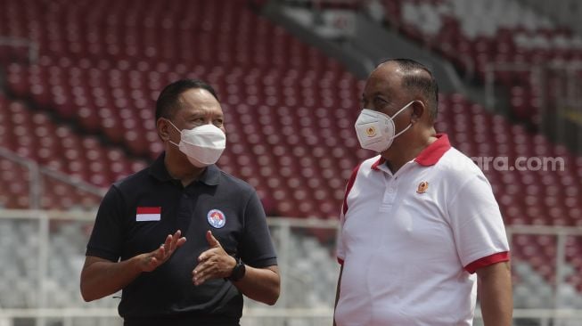 Menteri Pemuda dan Olahraga Zainudin Amali (kiri) bersama Ketua Umum Komite Olahraga Nasional Indonesia (KONI) Pusat Marciano Norman (kanan) bersiap untuk melakukan sesi tanya jawab pada Podcast Cipta Karya di Stadion Utama Gelora Bung Karno, Jakarta, Rabu (8/9/2021). [Suara.com/Angga Budhiyanto] 