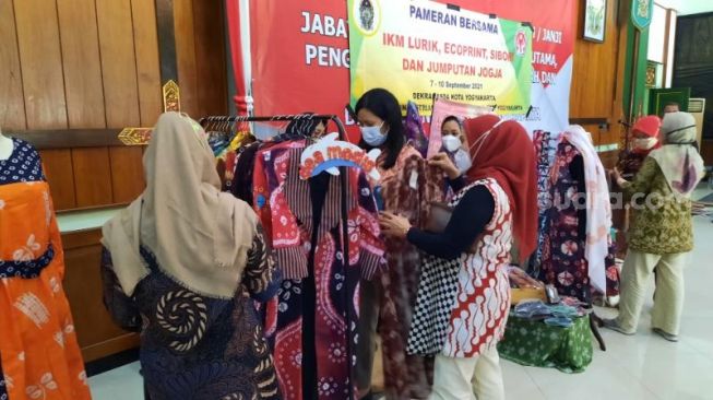 Pengunjung melihat-lihat baju batik pada kegiatan Pameran IKM di Aula Pandawa, Kompleks Balai Kota Yogyakarta, Selasa (7/9/2021). - (SuaraJogja.id/Muhammad Ilham Baktora)