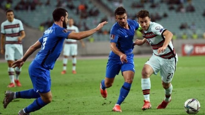 Gelandang Azerbaijan Gara Garayev dan pemain depan Portugal Diogo Jota bersaing berebut bola saat pertandingan kualifikasi Piala Dunia Qatar 2022 antara Azerbaijan dan Portugal di Baku pada 7 September 2021.Tofik BABAYEV / AFP