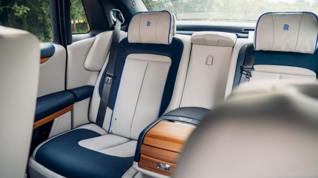 Interior karya Divisi Rolls-Royce Bespoke selalu seru, antara lain trimming Havana pada jok, dan aksen Cashmere Grey untuk piping jok [Rolls-Royce Motor Cars].