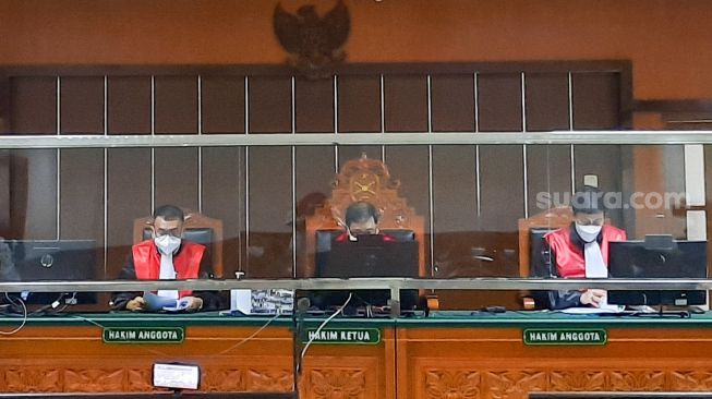 Suasan jalannya sidang kasus narkoba yang menjerat Aktor Jeff Smith di Pengadilan Negeri Jakarta Barat, Rabu (8/9/2021). [Suara.com/Alfian Winanto]