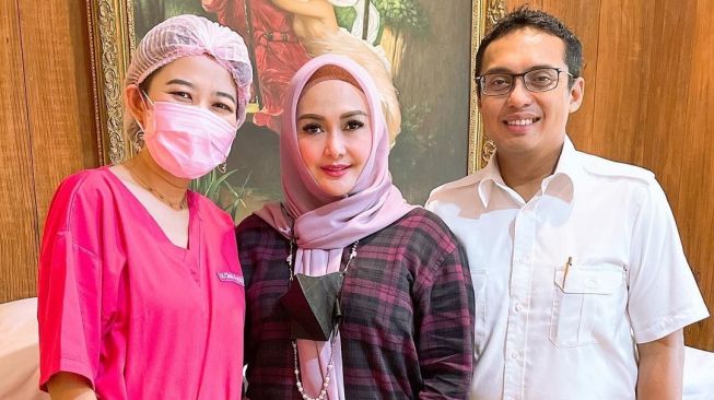 Eddies Adelia bersama suami, Ferry Setiawan dan Dokter Cissie Nugraha. [Instagram]