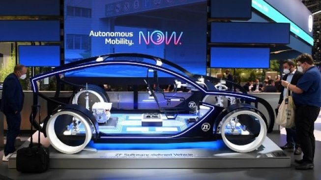  Stan perusahaan ZF Software untuk mobilitas otonom di International Motor Show  atau IAA Mobility 2021 di Munich, Jerman selatan. Resmi dibuka 7 September, untuk perayaan semua hal yang berhubungan dengan mobil, iklim dan situasi pandemi [AFP/Christof Stache].