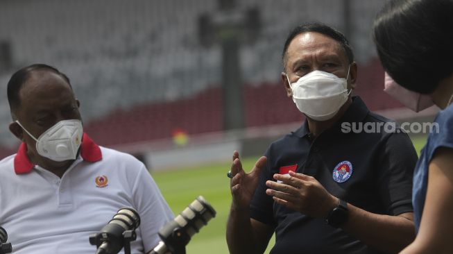 Menteri Pemuda dan Olahraga Zainudin Amali (tengah) bersama Ketua Umum Komite Olahraga Nasional Indonesia (KONI) Pusat Marciano Norman (kiri) menjawab pertanyaan dari pembawa acara saat Podcast Cipta Karya di Stadion Utama Gelora Bung Karno, Jakarta, Rabu (8/9/2021). [Suara.com/Angga Budhiyanto] 