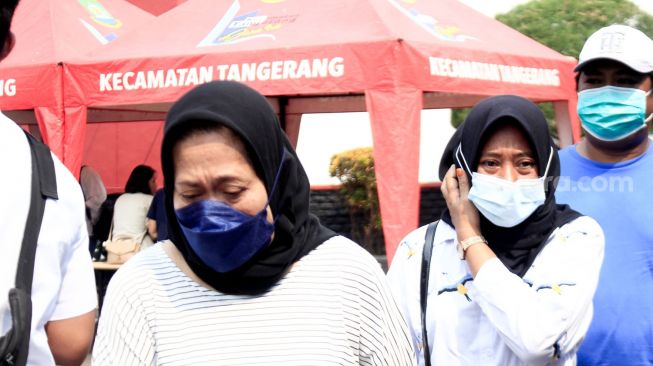 Keluarga korban tewas dalam peristiwa kebakaran di Lembaga Pemasyarakatan (Lapas) Kelas I Tangerang mulai mendatangi crisis center, Banten, Rabu (8/9). [Suara.com/ Hilal Rauda Fiqry]