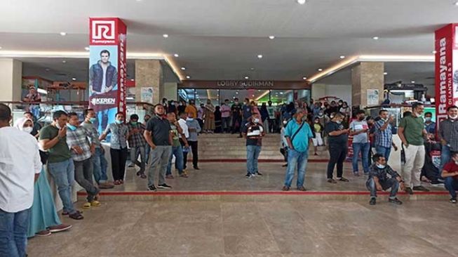 Para pedagang Sukaramai Trade Center (STC) Pekanbaru menggelar aksi menutup toko, Rabu (8/9/2021). [Defri/Riauonline]