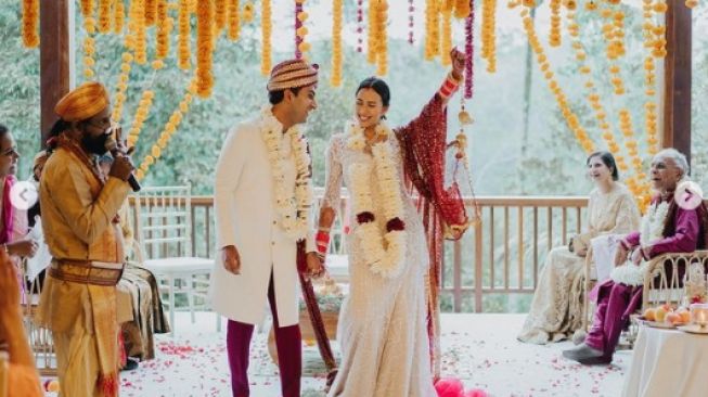 Artis Indonesia Nikah Pakai Adat India. [Instagram/nadinealexandradewi]