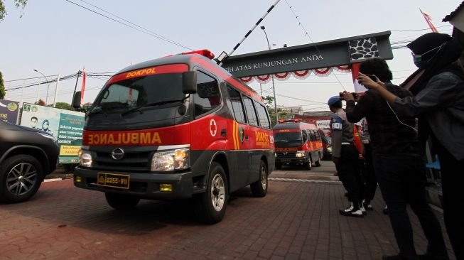 Puluhan mobil ambulans memasuki halaman lapas untuk melakukan evakuasi korban kebakaran Lapas Tangerang, Rabu (8/9/2021) dini hari. [ANTARA FOTO/Muhammad Iqbal]