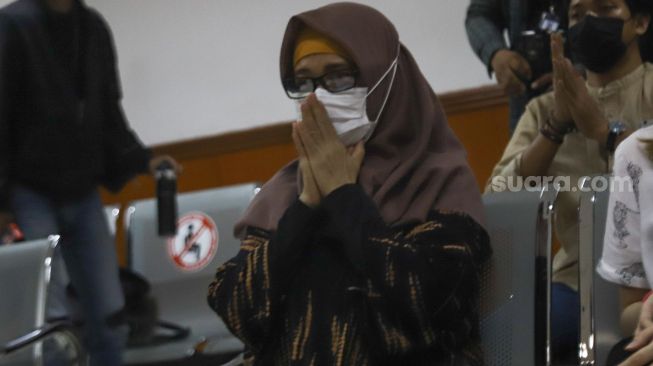 Ekpresi Ibu Aktor Jeff Smith, Areistiani ketika hakim membacakan vonis saat sidang kasus narkoba yang menjerat anaknya di Pengadilan Negeri Jakarta Barat, Rabu (8/9/2021). [Suara.com/Alfian Winanto]