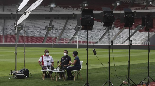 Menteri Pemuda dan Olahraga Zainudin Amali (tengah) bersama Ketua Umum Komite Olahraga Nasional Indonesia (KONI) Pusat Marciano Norman (kiri) menjawab pertanyaan dari pembawa acara saat Podcast Cipta Karya di Stadion Utama Gelora Bung Karno, Jakarta, Rabu (8/9/2021). [Suara.com/Angga Budhiyanto] 