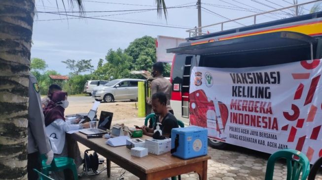 Gunakan Minibus, Polres Aceh Jaya Adakan Vaksinasi Keliling