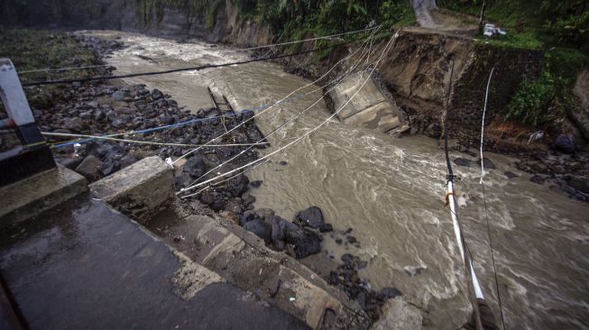 Ribuan Warga di Cidaun Terisolasi Akibat Jembatan Penghubung Desa Putus