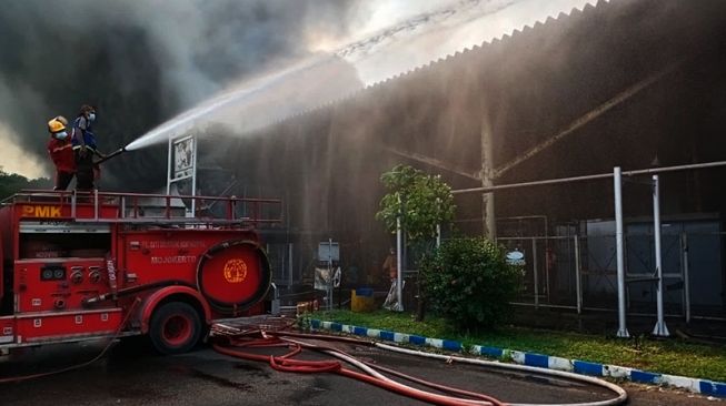 Petugas pemadam kebakaran saat melakukan pemadaman di pabrik PT Mertex Indonesia yang berada di Mojokerto, Rabu 8 September 2021. [Foto: Karin]