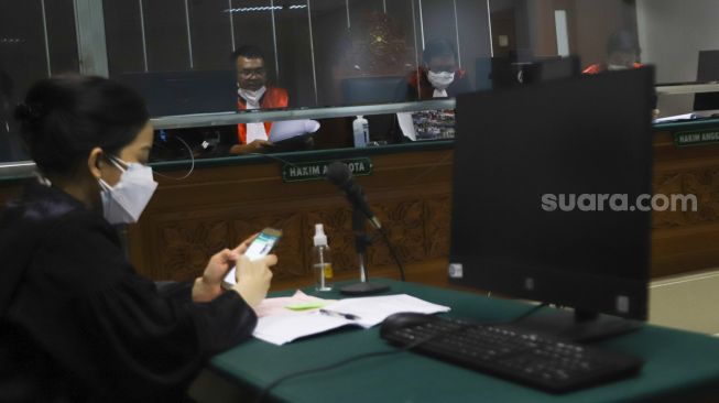 Suasan jalannya sidang kasus narkoba yang menjerat Aktor Jeff Smith di Pengadilan Negeri Jakarta Barat, Rabu (8/9/2021). [Suara.com/Alfian Winanto]