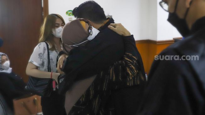 Ibu Aktor Jeff Smith, Areistiani memeluk kuasa hukumnya usai vonis sidang kasus narkoba yang menjerat anaknya di Pengadilan Negeri Jakarta Barat, Rabu (8/9/2021). [Suara.com/Alfian Winanto]