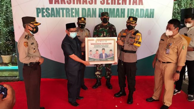 Presiden Jokowi Buka Vaksinasi Merdeka TNI-Polri di Ponpes dan Rumah Ibadah