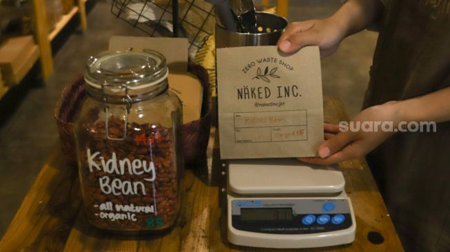 Karyawan toko menimbang barang dagangan yang sudah dibeli di Toko Naked Inc, Kemang, Jakarta Selatan, Kamis (9/9/2021). [Suara.com/Alfian Winanto]