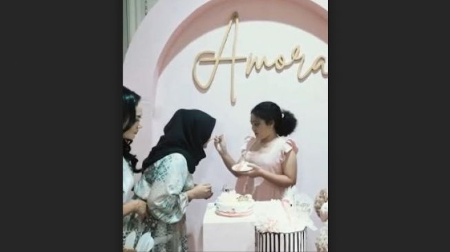 Momen Aurel Rayakan Ultah Amora. [Instagram/attahalilintar]