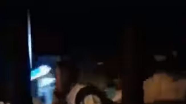 Pemuda menangis lantaran gagal tes masuk TNI. (Instagram/@memomedsos)