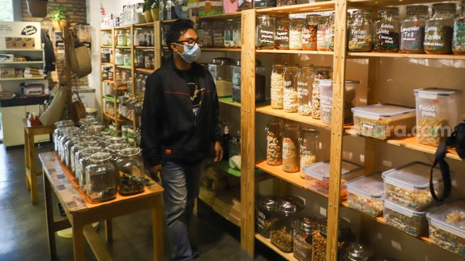 Pembeli mencari belanjaan yang akan dibelinya di Toko Naked Inc, Kemang, Jakarta Selatan, Kamis (9/9/2021). [Suara.com/Alfian Winanto]