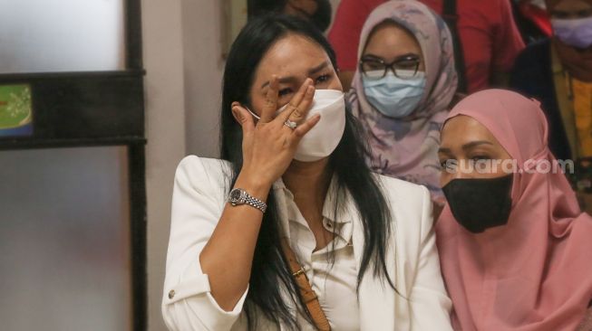 Kalina Oktarani menangis setelah  mengetahui putusan hakim usai mengikuti jalannya sidang sang suami, Vicky Prasetyo di Pengadilan Negeri Jakarta Selatan, Kamis (9/9/2021). [Suara.com/Alfian Winanto,]