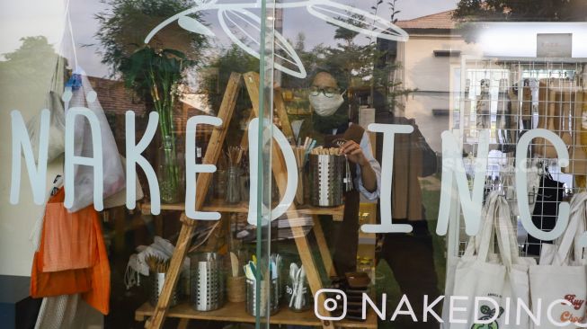 Karyawan toko merapikan barang dagangan yang akan dijual di Toko Naked Inc, Kemang, Jakarta Selatan, Kamis (9/9/2021). [Suara.com/Alfian Winanto]
