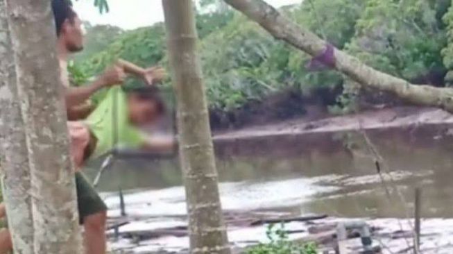 Ayah Lempar Anaknya ke Kali, Istri Memelas ke Polisi: Tolong Pak, Bebaskan Suami Saya