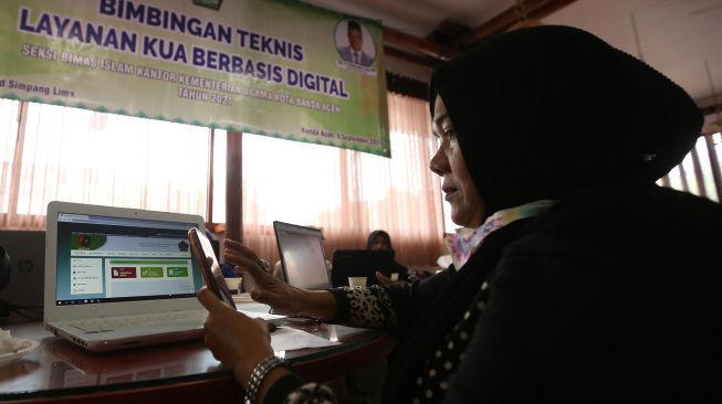 Pegawai Kantor Urusan Agama (KUA) mengikuti bimbingan teknis layanan KUA berbasis digital di Banda Aceh, Aceh, Kamis (9/9/2021). ANTARA FOTO /Irwansyah Putra
