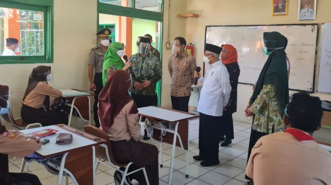 Wakil Presiden Ma'ruf Amin saat melakukan peninjauan pembelajaran tatap muka di Bogor, Jawa Barat, Rabu (9/9/2021) (Foto Dok. KIP-Setwapres)