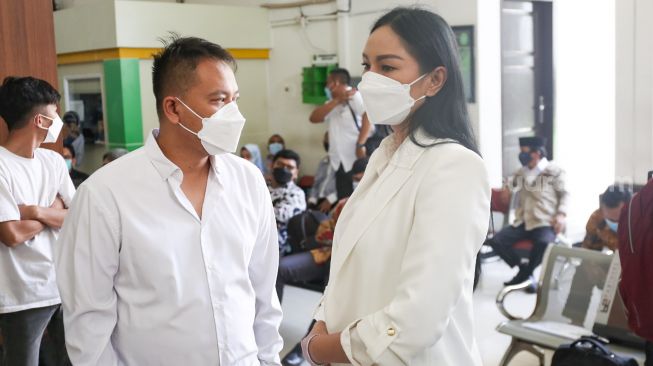 Presenter Vicky Prasetyo ditemani Kalina Oktarani saat datang untuk menjalani sidang di Pengadilan Negeri Jakarta Selatan, Kamis (9/9/2021). [Suara.com/Alfian Winanto,]