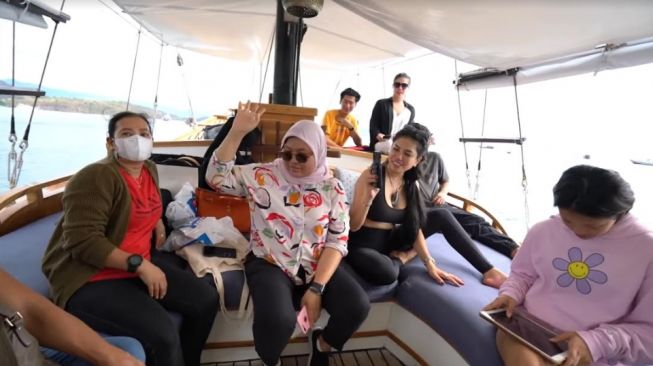 Potret Kapal Nikita Mirzani di Labuhan Bajo. [YouTube/Crazy Nikmir REAL]