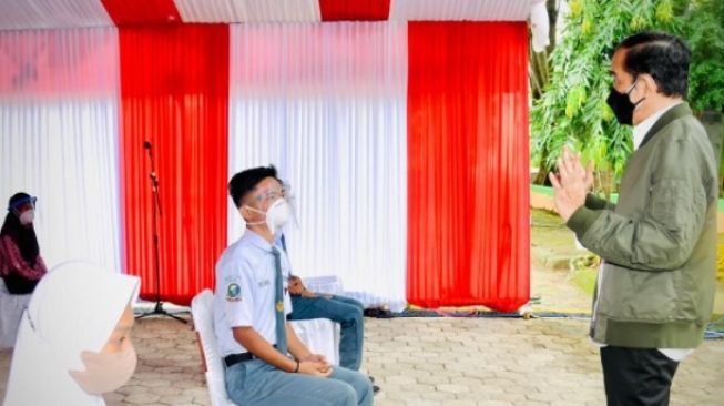 Petugas Vaksin Covid-19 di Kabupaten Wajo Pakai Perahu ke Rumah-Rumah Warga