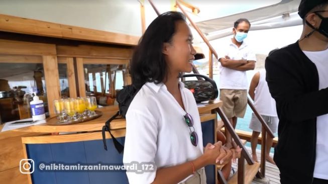 Potret Kapal Nikita Mirzani di Labuhan Bajo. [YouTube/Crazy Nikmir REAL]