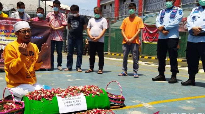 44 Napi Lapas Tangerang Tewas Terbakar, WBP Rutan Salemba Gelar Tabur Bunga dan Doa