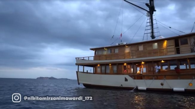 Potret Kapal Nikita Mirzani di Labuhan Bajo. [YouTube/Crazy Nikmir REAL]