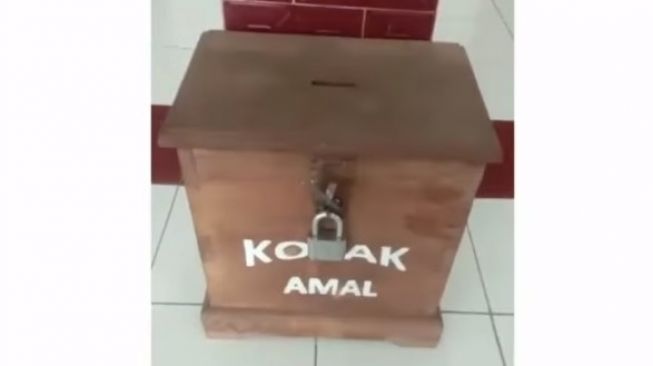 pencuri uang di kotak amal masjid ditangkap massa, viral di media sosial. [Instagram]