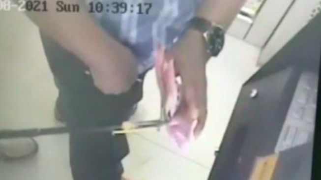 Aksi pelaku bobol ATM [Sumselupdate]