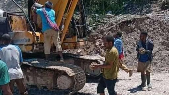 KKB Bakar Alat Berat Milik BUMN di Pegunungan Bintang Papua