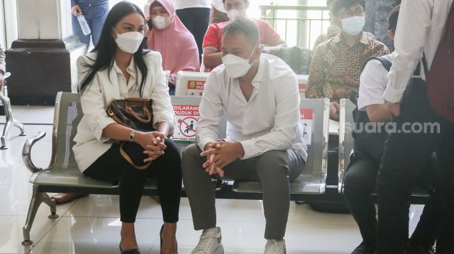 Presenter Vicky Prasetyo ditemani Kalina Oktarani saat datang untuk menjalani sidang di Pengadilan Negeri Jakarta Selatan, Kamis (9/9/2021). [Suara.com/Alfian Winanto,]