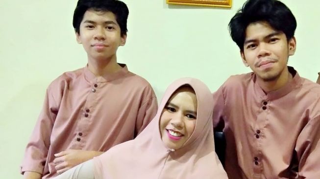Rochimah bersama dua anaknya, termasuk Rizky Arnanda Delta (kanan). [Instagram]