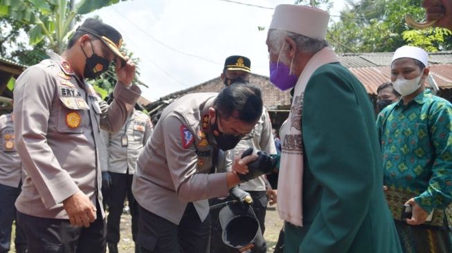 Kakorlantas Polri Gandeng Kyai Bagikan 2.000 Paket Sembako Kepada Petani Banten