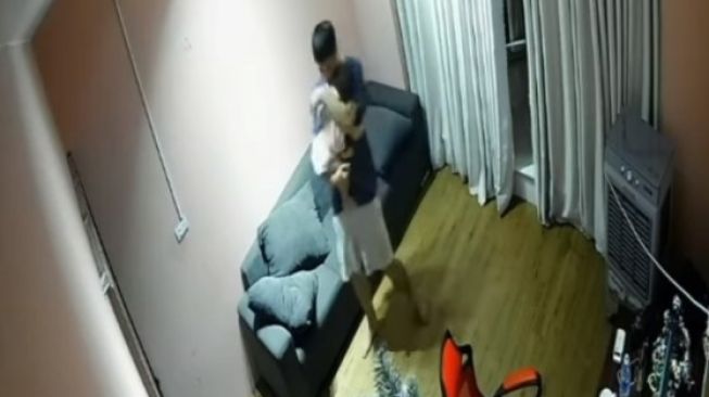 Viral Video Detik-detik Bayi Jatuh dari Sofa, Bikin Deg-degan. [Instagram]