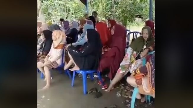 Aksi emak-emak hadiri hajatan saat banjir (tiktok)