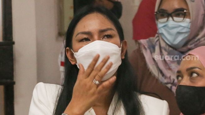 Kalina Oktarani menangis setelah  mengetahui putusan hakim usai mengikuti jalannya sidang sang suami, Vicky Prasetyo di Pengadilan Negeri Jakarta Selatan, Kamis (9/9/2021). [Suara.com/Alfian Winanto,]