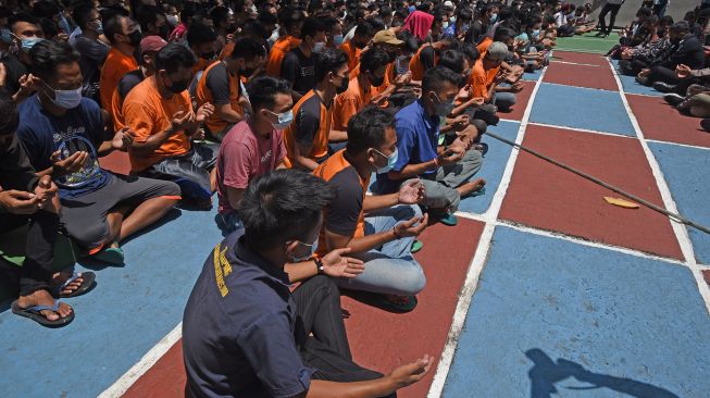 Sejumlah warga binaan mengikuti acara doa bersama di Rutan Kelas II B Serang, Banten, Kamis (9/9/2021). ANTARA FOTO/Asep Fathulrahman