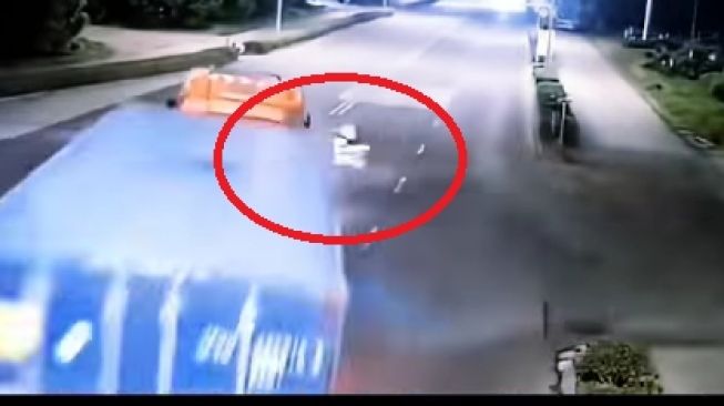 Pemotor yang hendak menyeberang nyaris tertabrak truk, reaksinya tak terduga (Instagram)