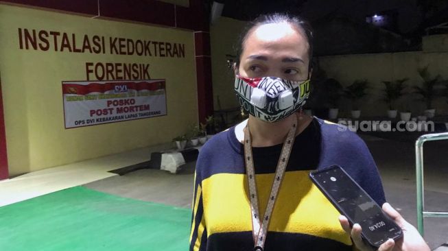 Meyrisa, adik korban kebakaran Lapas Tangerang, Rudhi alias Cangak bin Ong Eng Cue, di RS Polri Kramat Jati, Jakarta Timur, Kamis (9/9/2021) malam. [Suara.com/Yaumal Asri Adi Hutasuhut]