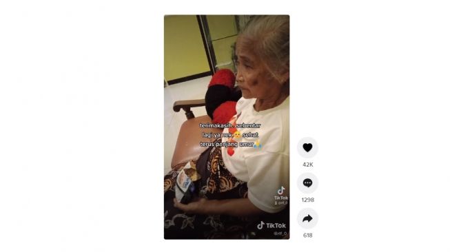 Perjuangan nenek untuk sekolahkan cucunya. [TikTok]